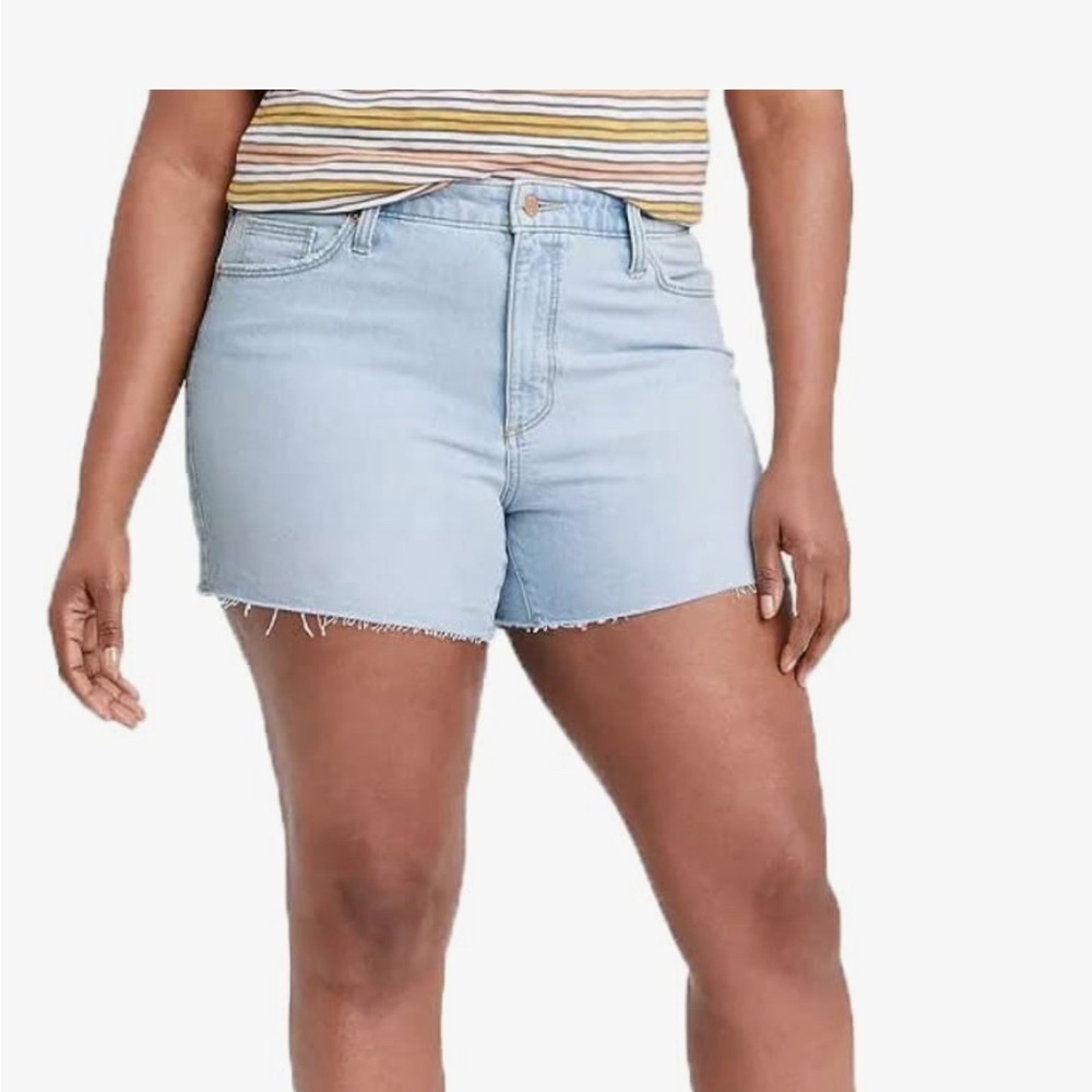 NWT Universal Thread vintage stretch midi shorts in light blue wash